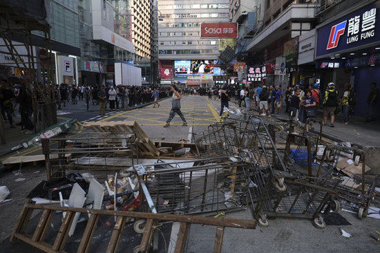 Protestors block roads and paralyze traffic in south China's Hong Kong, Oct. 27, 2019. (Xinhua)