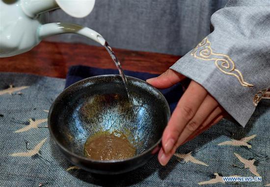 Traditional Chinese tea-boiling technique: 'Dian Tea'