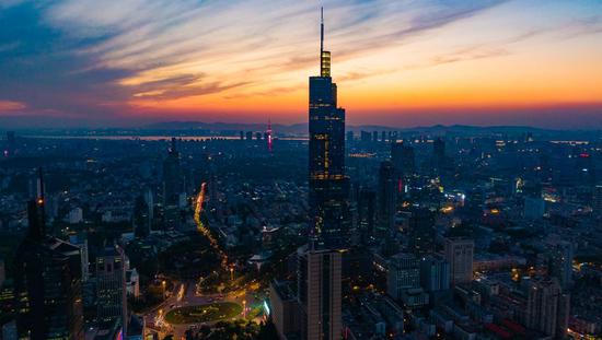 Night scene of Nanjing, the capital of China's Jiangsu province. (Photo by Li Xiang/Xinhua)