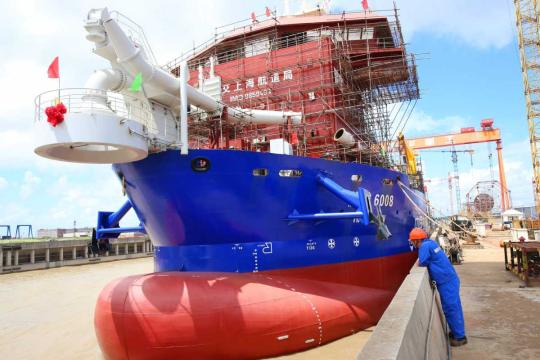 Technicians make final checks on a dredger built by Shanghai Zhenhua Heavy Industries Co Ltd at a shipyard in Qidong, Jiangsu Province. (Provided to China Daily)