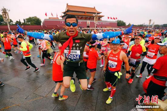 Runners of  2019 Beijing Marathon. (Photo: China News service/Sheng Jiapeng)