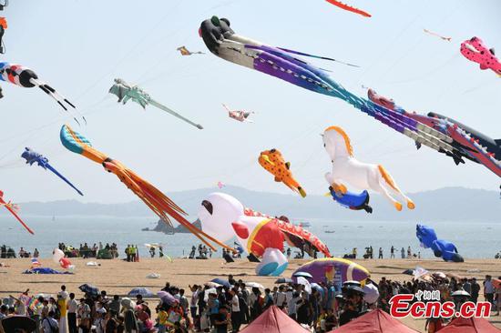 Sport kite competition held in Xiamen 