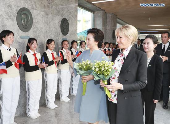 Peng Liyuan, wife of Chinese President Xi Jinping, and Brigitte Macron, wife of French President Emmanuel Macron, visit the Shanghai Foreign Language School affiliated to Shanghai International Studies University in Shanghai, east China, Nov. 5, 2019. Peng Liyuan invited Brigitte Macron to visit the middle school on Tuesday. (Xinhua/Ding Lin)