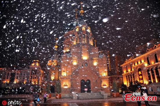 First snow hits northeastern city