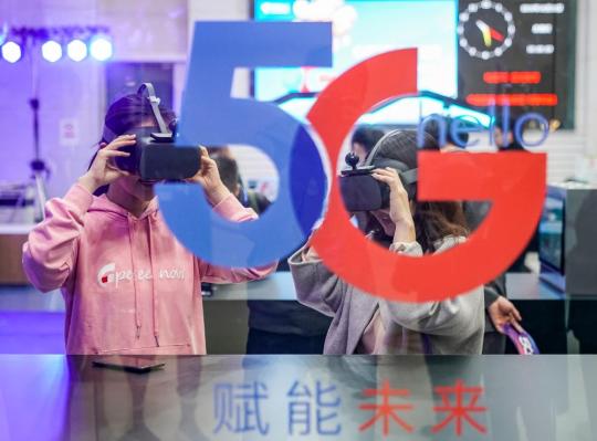 Consumers experience 5G-powered virtual reality video services at a China Telecom outlet in Beijing. [Photo/Xinhua]