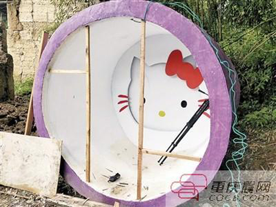 A man living in Southwest China’s Chongqing  uses cement and blockboard to build a Hello Kitty-themed cabin for his two-year-old daughter.  (Photo/CQCB.com)