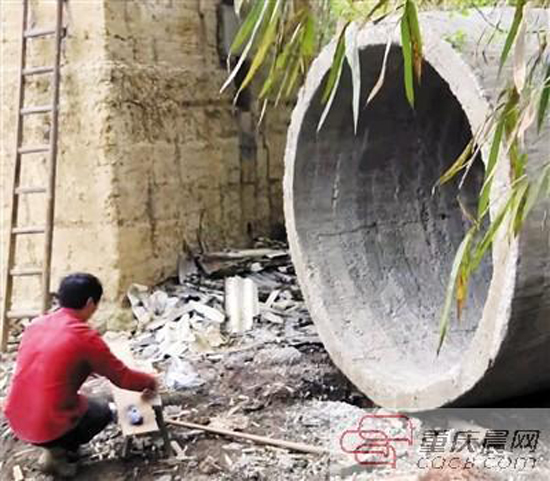 Lyu Xingwang uses cement and blockboard to build a Hello Kitty-themed cabin for his two-year-old daughter. (Photo/CQCB.com)