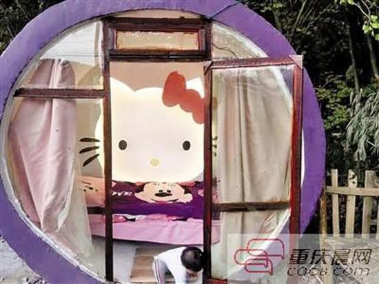 A man living in Southwest China’s Chongqing  uses cement and blockboard to build a Hello Kitty-themed cabin for his two-year-old daughter.  (Photo/CQCB.com)