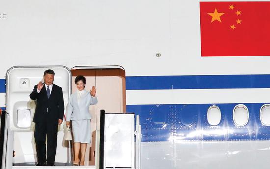 President Xi Jinping and his wife Peng Liyuan arrive at Athens International Airport in the Greek capital on Sunday. (KUANG LINHUA / CHINA DAILY)