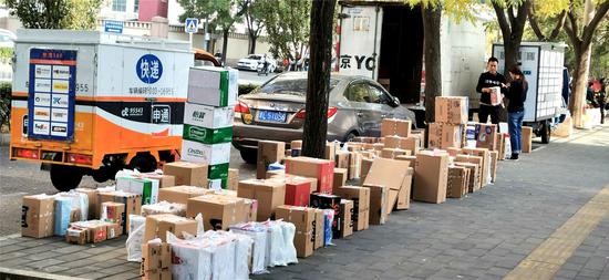 Delivery parcels line a street in Beijing on Nov. 12, the day following the annual Singles Day shopping spree. (Photo by Fu Jing/chinadaily.com.cn)
