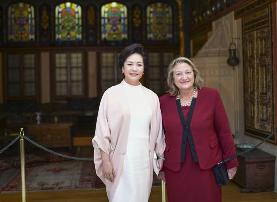 Peng Liyuan, wife of Chinese President Xi Jinping, tours the Benaki Musemu in central Athens, Greece, Nov. 11, 2019. (Xinhua/Xie Huangchi)