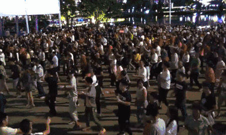  Poeple dance to music from 8 p.m. to 9 p.m. at a public space regularly in Guiyang City, Guizhou Province. (Photo/Video screenshot)