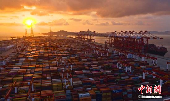 Photo taken on Oct. 13， 2019 shows an automated terminal in Shanghai.  (Photo/China News Service)