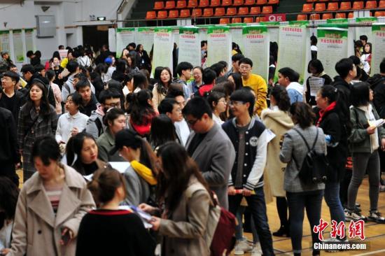 Would-be graduates seek jobs at a job fair in Shenyang, Niaoning Province. (File photo/China News Service)