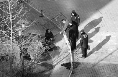 Policemen made investigates in a Beijing community afte an old man was killed by a window guardrail from a high-rise. (File photo/Beijing News)