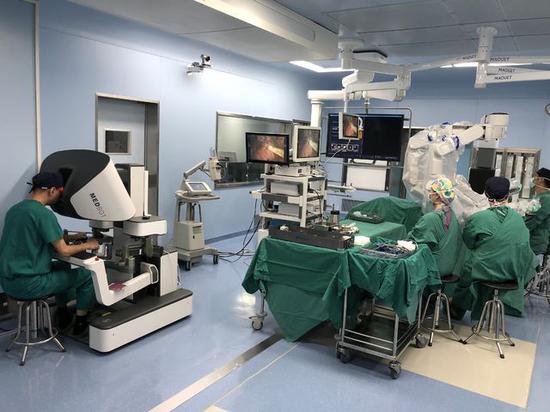 A robotic system, developed by Shanghai-based tech company MicroPort, has helped complete a Robot Assisted Laparoscopic Radical Prostatectomy (RALRP) at a hospital in the metropolis, China’s first such surgery by a domestically made device. (Photo/China Youth Daily)