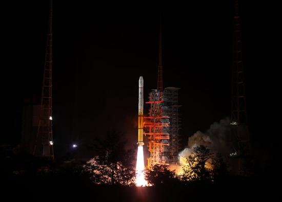 The Fengyun-2H meteorological satellite, carried by a Long March-3A rocket, is launched from the Xichang Satellite Launch Center in southwest China's Sichuan Province, June 5, 2018. (Xinhua/Liang Keyan)