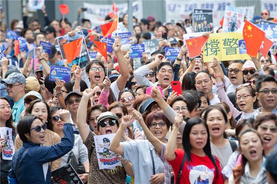 Hong Kong residents voluntarily rally to protest against the violence and support police. (Photo provided to China Daily)