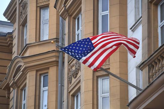 Photo taken on Dec. 30, 2016 shows the U.S. national flag on the U.S. Embassy building in Moscow, Russia. (Xinhua/Sputnik)