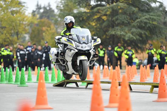 Yunnan police compete in motorcycle riding competition
