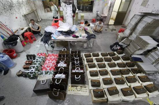 Police bust a counterfeit production workshop where a large number of knockoff bags were seized. (Photo provided to China Daily)