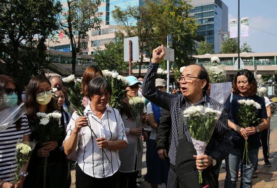 Residents brave threats from rioters to mourn the death of a senior sanitation worker in Sheung Shui of Hong Kong, south China, Nov. 15, 2019. The man died after being hit in the head by a hard object hurled by the rioters. (Xinhua)
