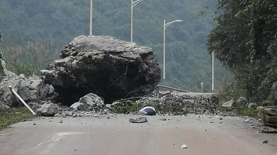 Rockfall blocks a road in Baise City, south China's Guangxi Zhuang Autonomous Region, November 25, 2019. (CCTV Photo)