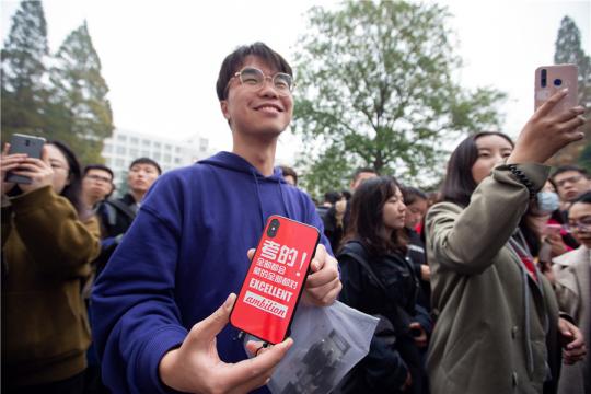 National civil servant exam takers wait for their tests at Nanjing Forestry University in Nanjing, Jiangsu province, on Sunday. （Photo for China Daily）