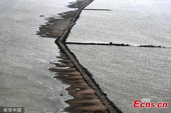 Water drops in Wuhan section of Yangtze River 