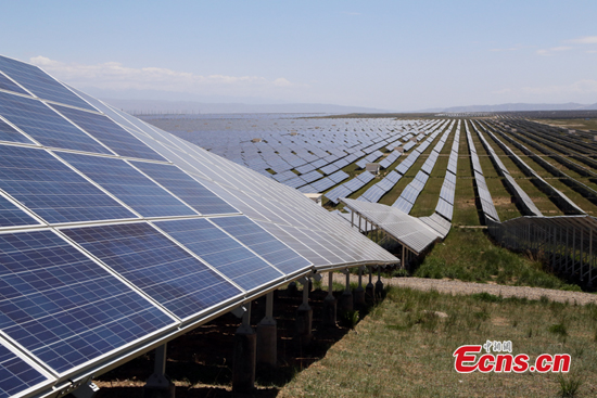 Solar panels are seen in Gonghe county, Hainan Tibetan autonomous prefecture, Qinghai Province. (File Photo/China News Service) 