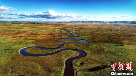 Water of Sanjiangyuan flows across QInghai Province. Sanjiangyuan, which means "source for three rivers," is home to the headwaters of the Yangtze, Yellow and Lancang. (Photo provided to China News Service)