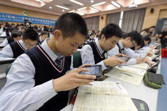 Students of Hefei No 8 Senior High School learn English with the help of a smart class system developed by iFlytek Co Ltd. （Photo/Xinhua）
