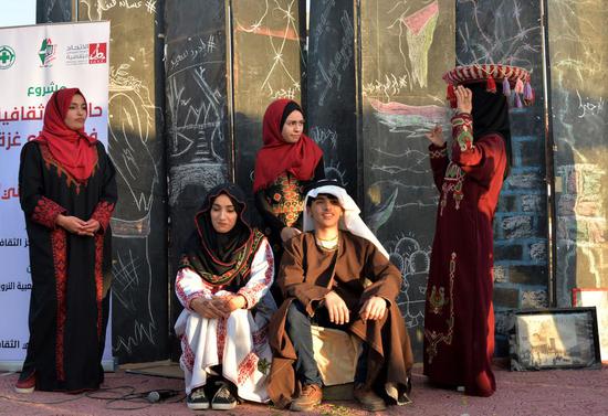 Palestinians show traditional Palestinian dress during a heritage exhibition in Maghazi refugee camp, central Gaza Strip, Nov. 18, 2019. (Photo by Rizek Abdeljawad/Xinhua)