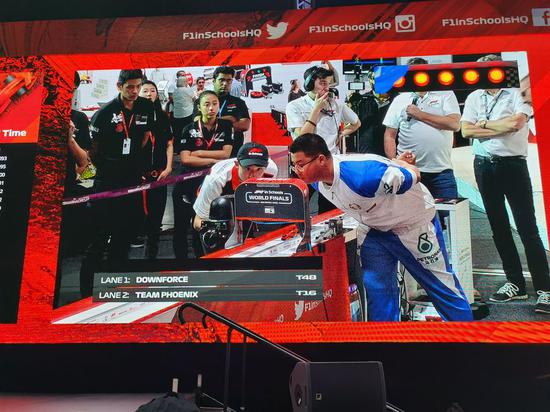 Photo taken on Nov. 27, 2019 shows Chinese students competing in the F1 in Schools World Finals 2019 held in Abu Dhabi, the United Arab Emirates. (Xinhua photo)