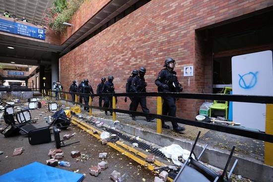 Police safety teams conduct a search of the campus of the Hong Kong Polytechnic University (PolyU) in the morning of Nov 28, 2019. (PHOTO / CHINA DAILY)