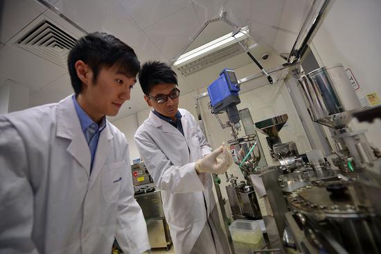 Researchers work in a lab at the University of Macau's campus in Hengqin, Zhuhai, Dec. 11, 2014. (Photo/Xinhua)