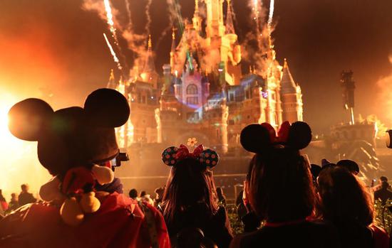 Tourists wearing headwears of Disney character Mickey visit Shanghai Disney Resort in Shanghai, east China, Nov. 18, 2018. (Xinhua/Fang Zhe)