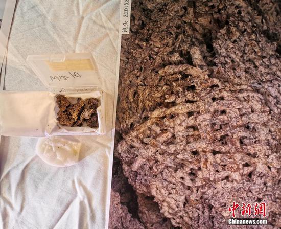 Photo shows the silk remains found in a tomb in Henan.  (Photo/China News Service)