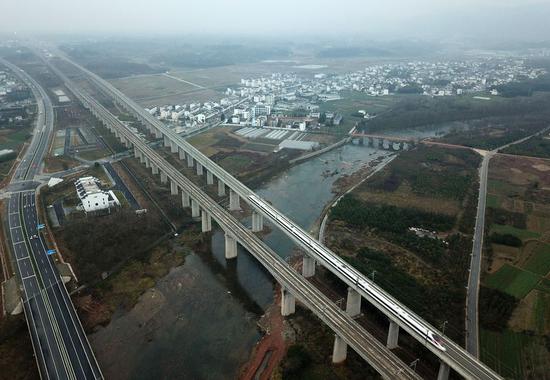 A bullet train operating on the Hangzhou-Huangshan high-speed railway pulls into Huangshan North Railway Station in Huangshan, east China's Anhui Province, Dec. 25, 2018. (Xinhua/Liu Junxi)