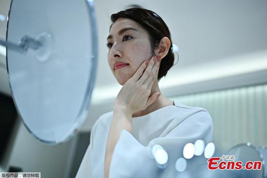 Japanese cosmetics company unveils fibre spray-on skin 