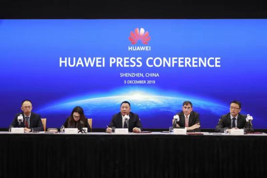 Song Liuping (middle), chief legal officer of Huawei, gives a speech in Shenzhen, Guangdong. (Provided to chinadaily.com.cn)