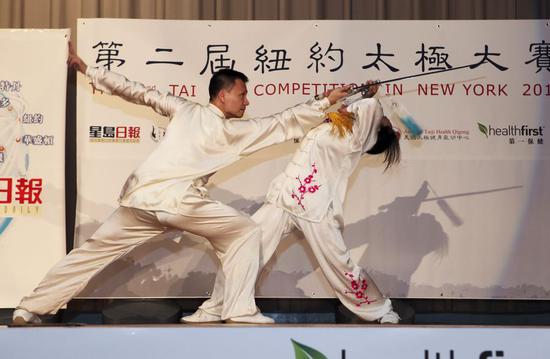 Chen Sitan (L) and his wife Lin Xu perform at the 2nd Tai Chi competition in New York, the United States, Nov. 18, 2012. (Xinhua)