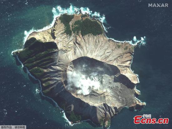 Pictures show White Island volcano before and after eruption