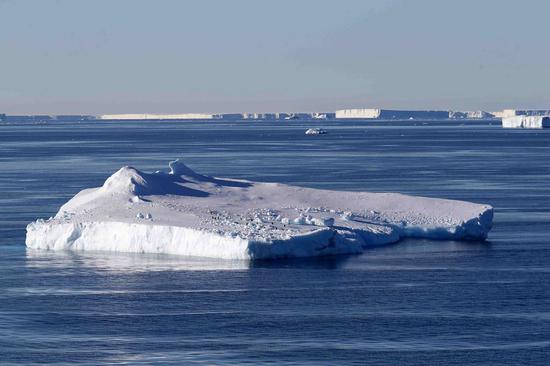 Photo taken on Feb. 15, 2019 shows icebergs in waters near the West Ice Shelf in Antarctica. (Xinhua/Liu Shiping)