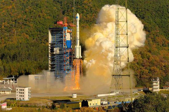 A Long March rocket carrying two Beidou satellites blasts off at the Xichang Satellite Launch Center in Southwest China's Sichuan province on Monday. (Photo by Guo Wenbin)