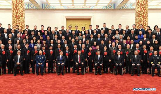 中国国家主席习近平,中共中央总书记,中央军事委员会主席在北京人民大会堂会见了模范退休官员和从事相关工作的组织的代表。中共中央政治局常委,常委,常委,常委,常委,常委,常委,常委,常委。2019年12月16日,中共中央政治局常委王沪宁,韩正出席会议。 (新华社/饶爱民)