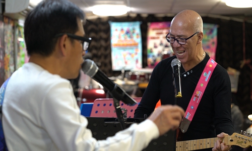 Filomeno Jorge (right) and a fellow Tuna Macanese band member practice at KEN TIN Association in Macao on December 11. (Photo: Cao Siqi/GT)