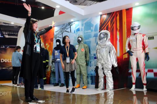 Virtual reality technology makes an impression at the DuPont exhibition booth during the China International Import Expo. (Photo by Wang Zhuangfei/China Daily)