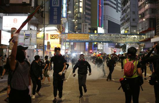 Photo taken on Nov. 2, 2019 shows rioters at the Causeway Bay area in Hong Kong, south China. (Xinhua)