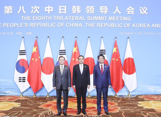 Chinese Premier Li Keqiang poses for a group photo with President of the Republic of Korea (ROK) Moon Jae-in and Japanese Prime Minister Shinzo Abe before the 8th China-Japan-ROK leaders' meeting in Chengdu, southwest China's Sichuan Province, Dec. 24, 2019. (Xinhua/Yao Dawei)